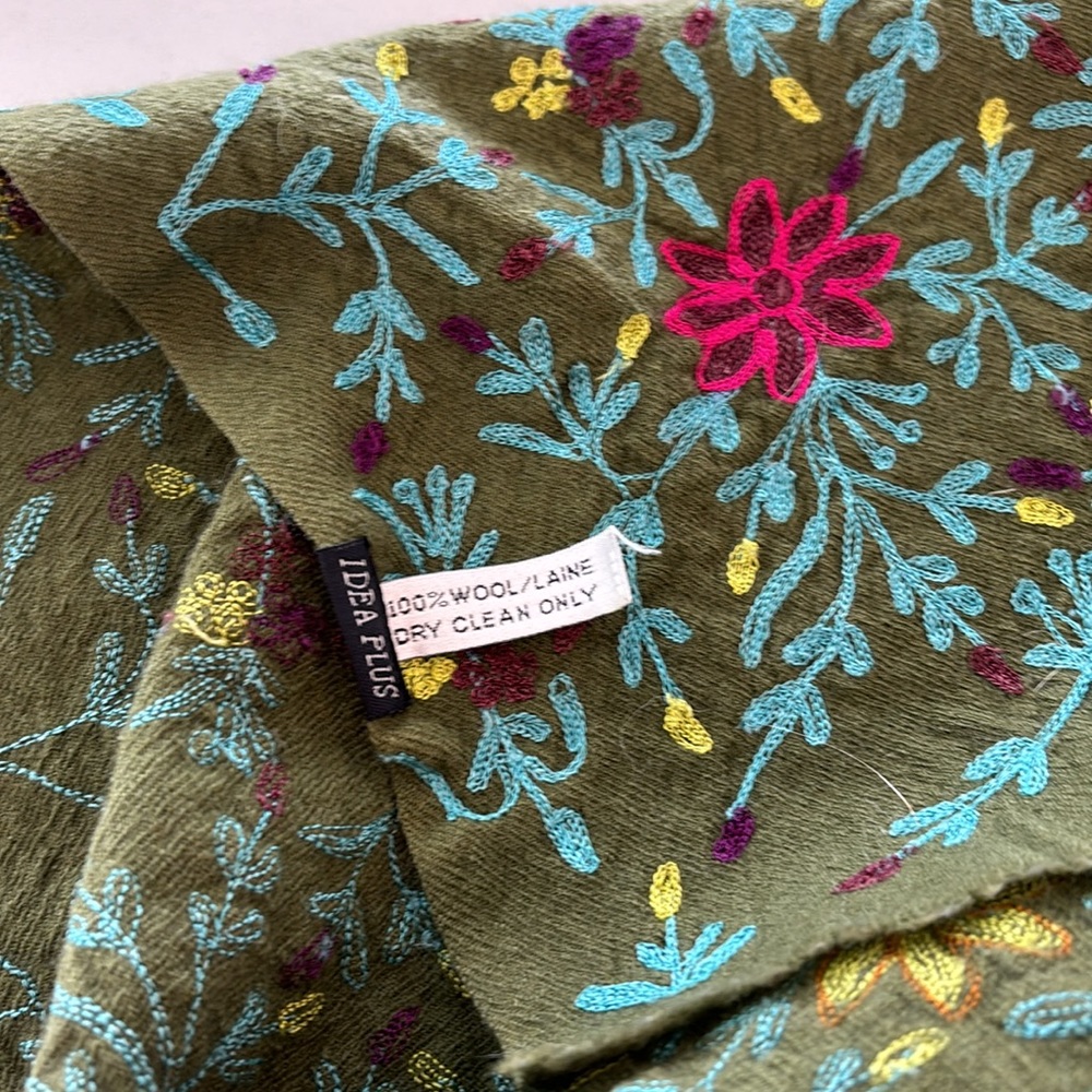 Idea plus scarf/wrap - Picture 3 of 3